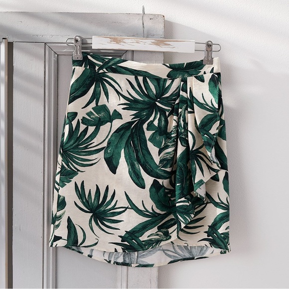 H&M size 2 tropical print mini skirt in green and cream - Picture 4 of 4